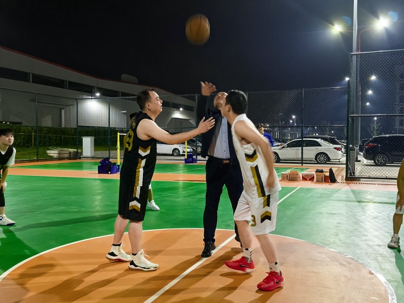 比賽開(kāi)球.jpg 比賽開(kāi)球.jpg